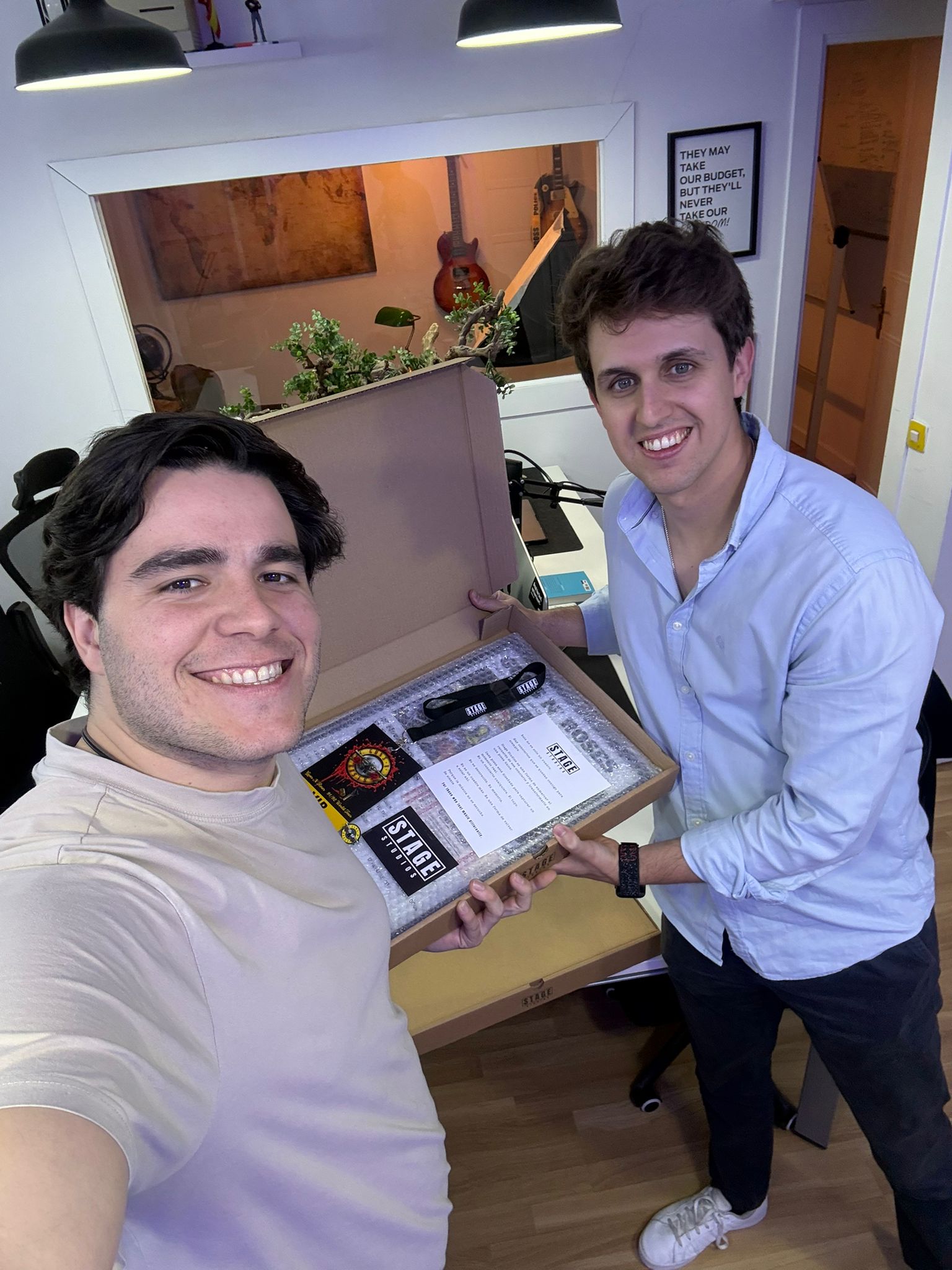 Proceso de entrega y packaging de una pieza Stage Studios con personas reales