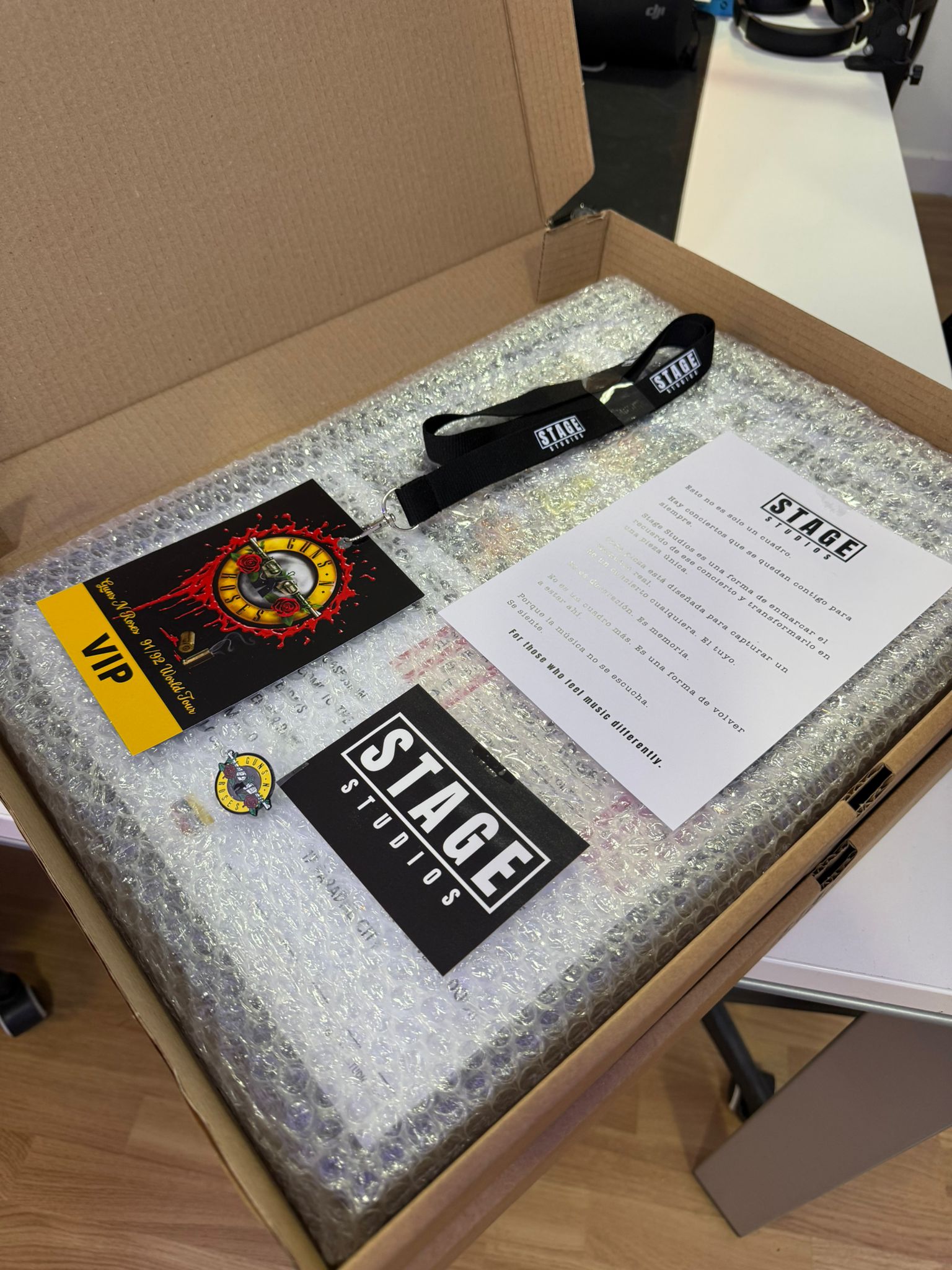 Packaging Backstage de Stage Studios: caja, pase, lanyard y carta